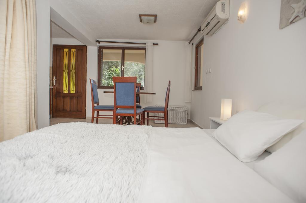 Gregovic Family Apartments Petrovac Екстер'єр фото